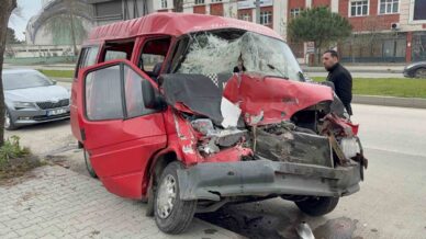 park halindeki kamyonete carpan minibus kagit gibi ezildi UAqPd4C9