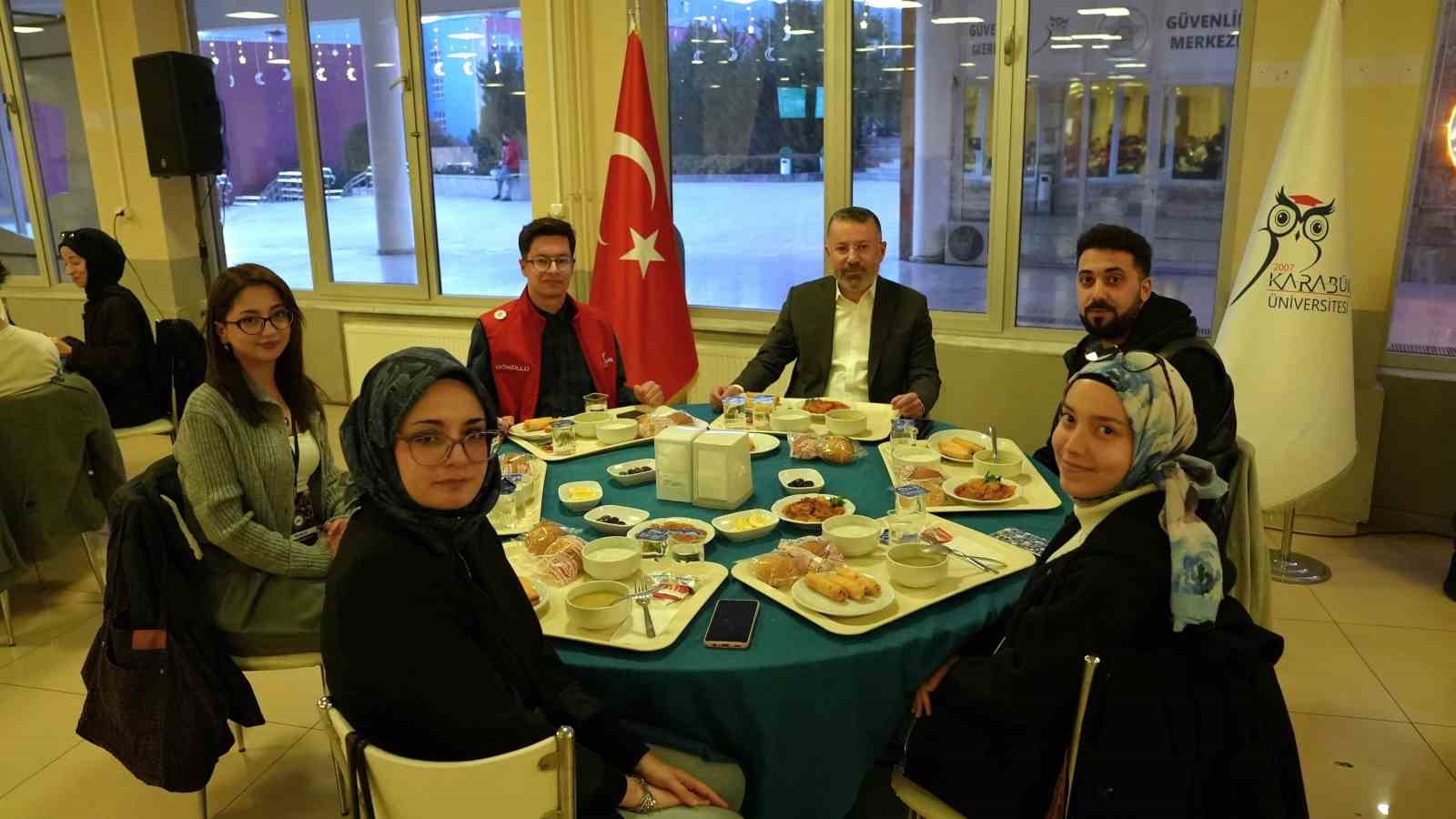rektor kirisik gelecek ve genclik iftarinda ogrencilerle bulustu NH6M17G6