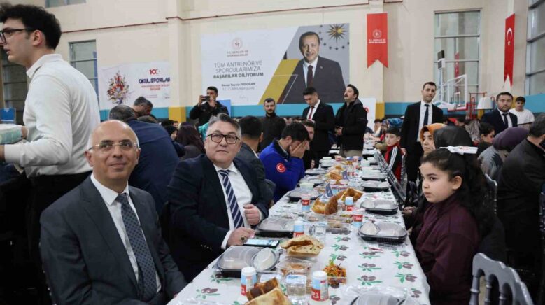 rektor ozolcer iftar bulusmasinda ogrencilerle bir araya geldi N97gP1sA