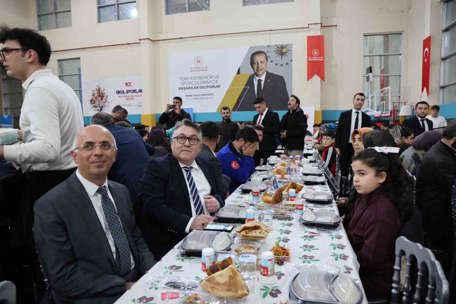 rektor ozolcer iftar bulusmasinda ogrencilerle bir araya geldi N97gP1sA
