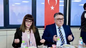 rektor ozolcer koruyucu aile ve huzurevi sakinleriyle iftar sofrasinda bir araya geldi OYknHDri