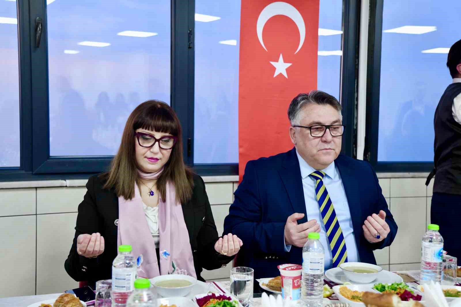 rektor ozolcer koruyucu aile ve huzurevi sakinleriyle iftar sofrasinda bir araya geldi OYknHDri