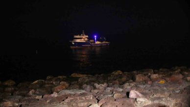 rizede kafes balikciliginda kullanilan balikci motoru karaya oturdu TlJnCl2h