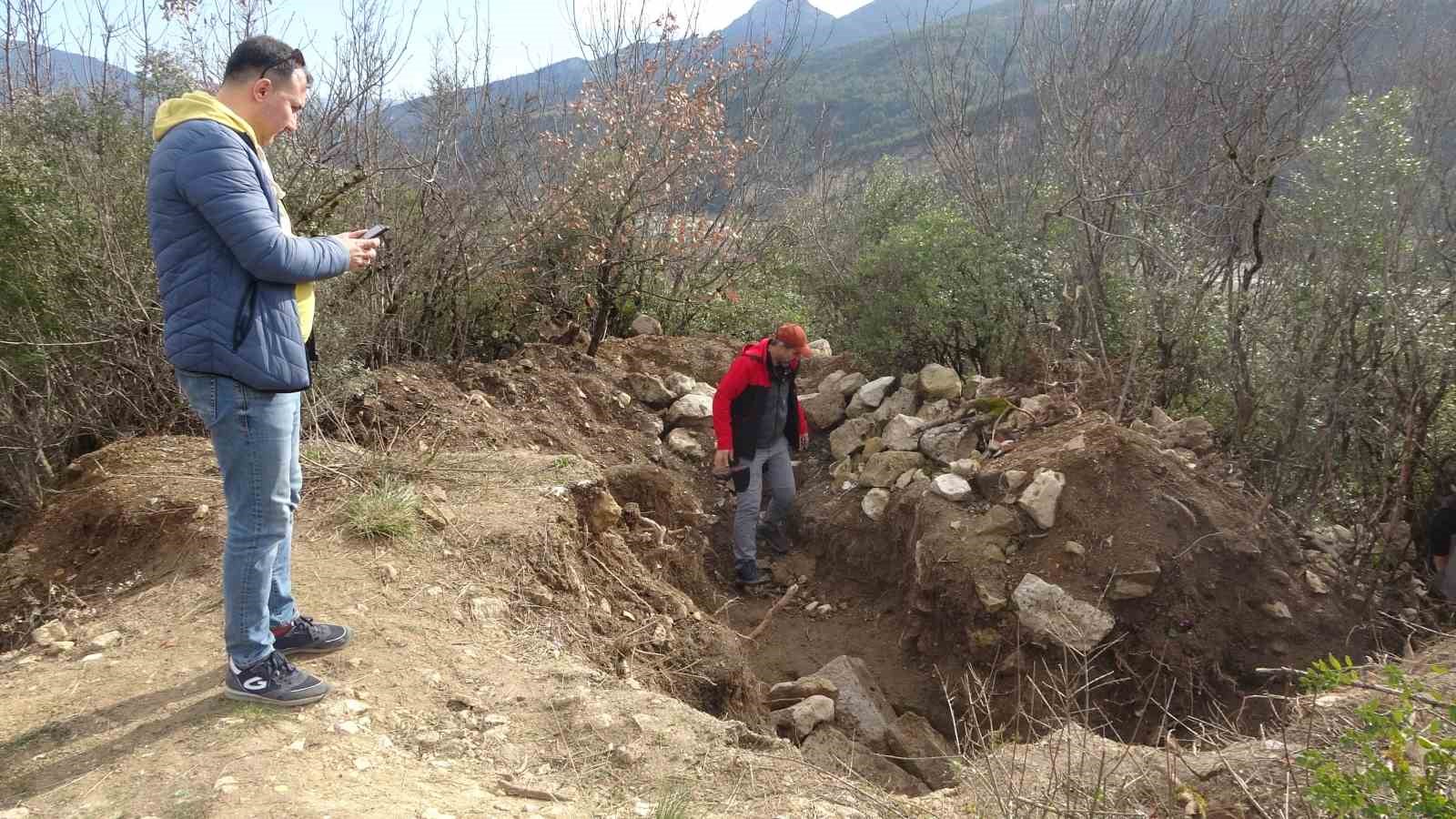 roma donemine ait kalintilarin bulundugu bolge defineciler tarafindan tahrip edildi Ij27KzW8