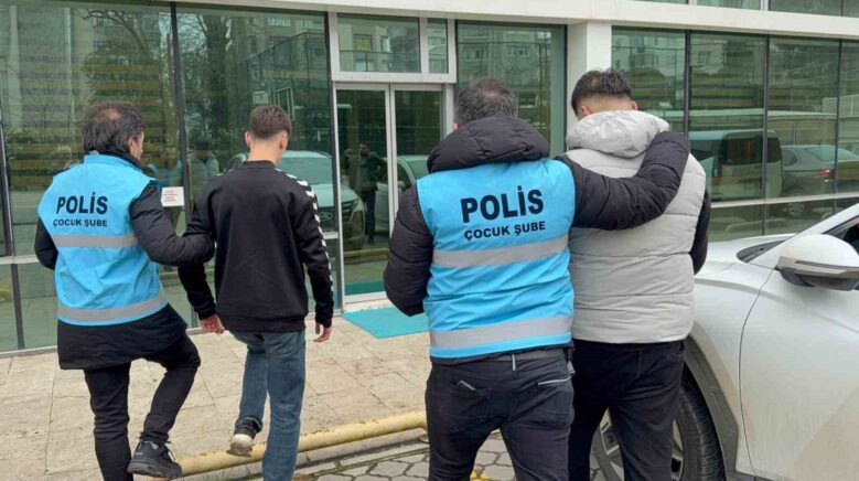 samsunda trabzonspor otobusunun taslanmasiyla ilgili 3 polis aciga alindi c29AGBBT