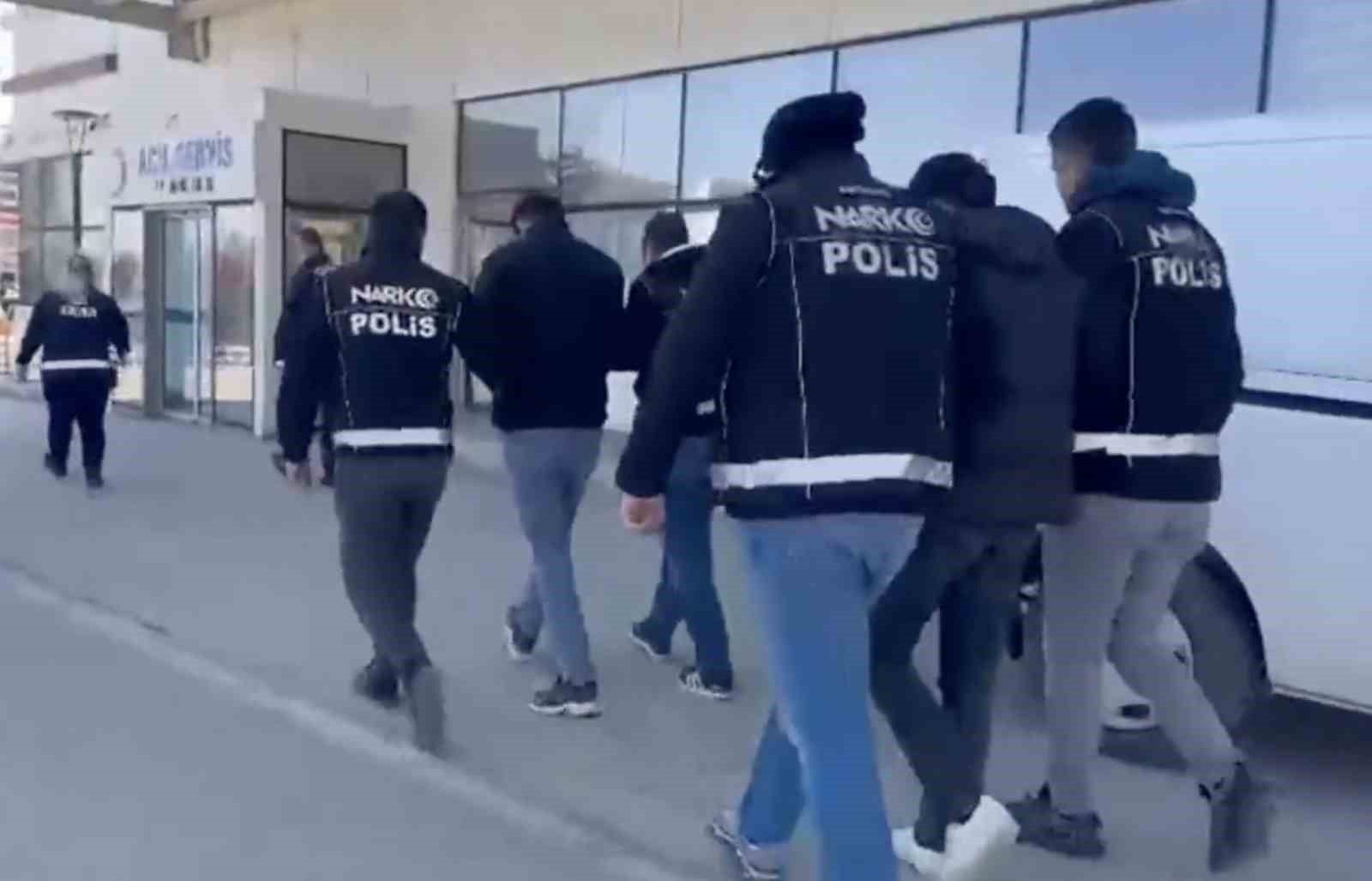 suphe uzerine durdurulan aractan uyusturucu cikti 2 tutuklama 293ptmwQ