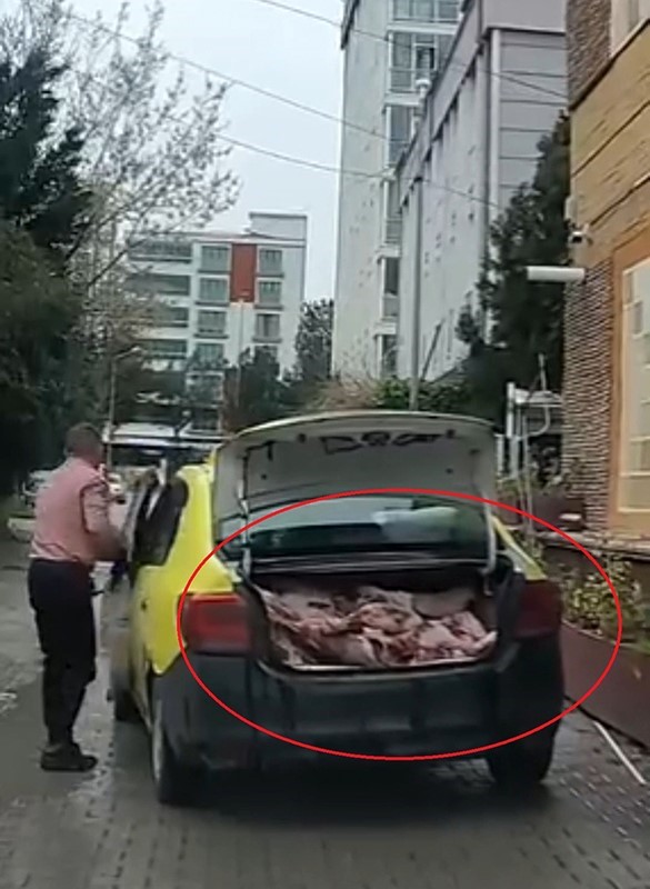 taksinin bagajinda uygunsuz sartlarda et sevkiyati kameraya yansidi tM54AgNS