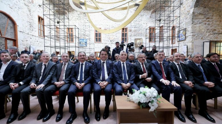 ticaret bakani bolat baris yanlisi dunyada oyun kuruculugu ve baris tesis etmekle ugrasan turkiye 8688yIUV