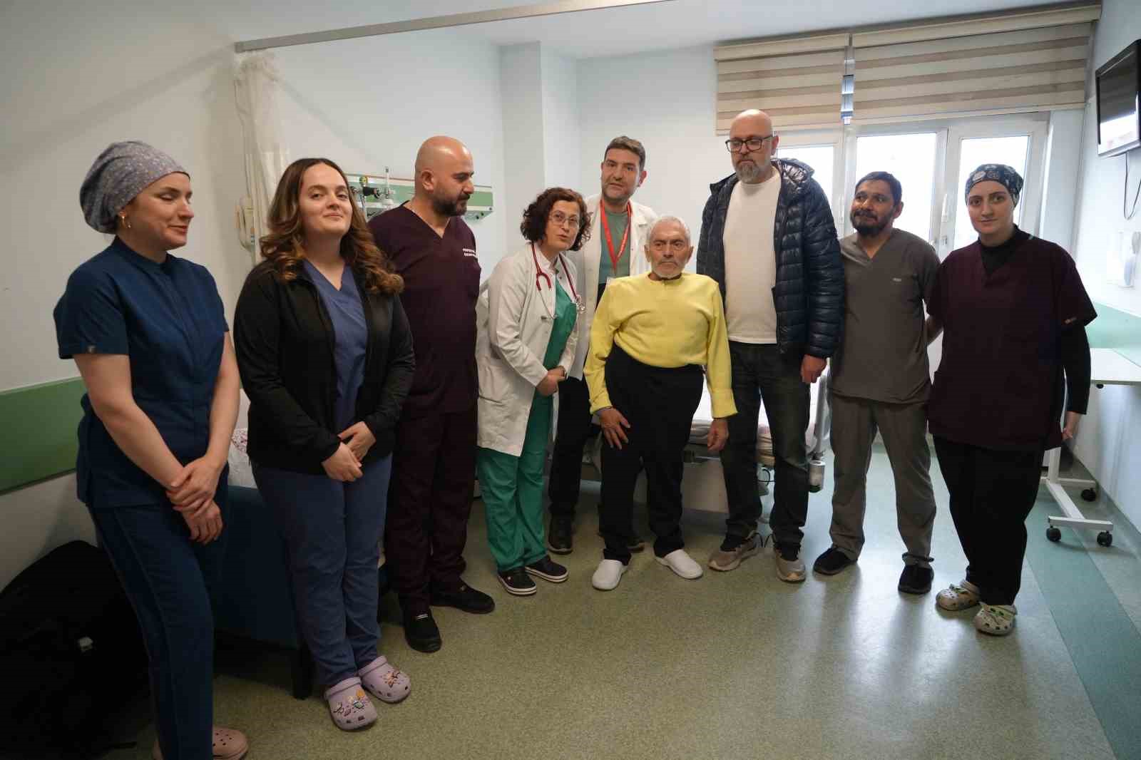 tipta nadir vaka egri gogus kafesi ve skolyoza ragmen kalbi saatlerce durdurularak hayata donduruldu