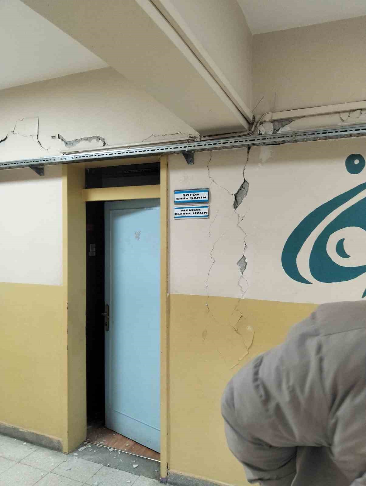 tokatta 55 buyuklugundeki deprem okul duvarlarini catlatti CdTCqR6P