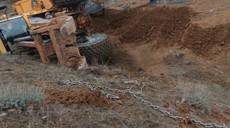 tokatta ucuruma yuvarlanan traktoru kurtarmaya giden kepce de devrildi 3t2DFt3Q