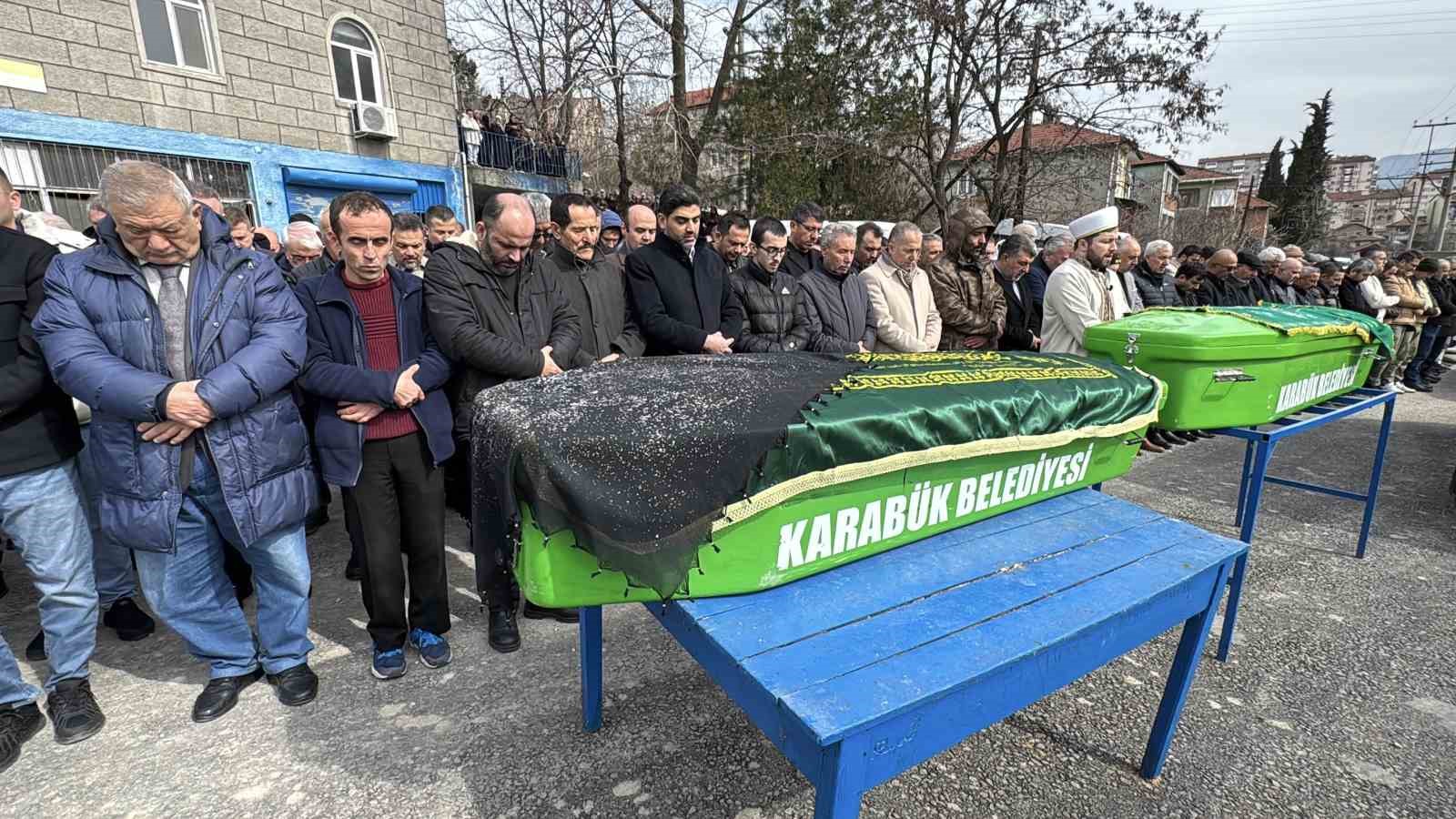 trafik kazasinda hayatini kaybeden kari koca topraga verildi APfAcIUY
