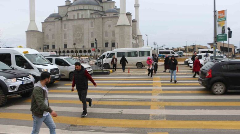 uc seritli yolda tehlikeli yaya gecidi korkutuyor mWVp2V7X