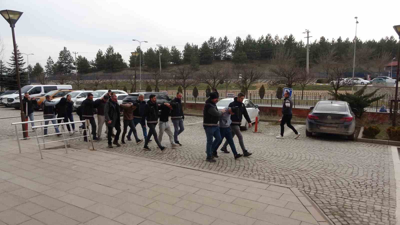 uyusturucu operasyonda gozaltina alinan suphelilerden 3u tutuklandi LqIiKO4R