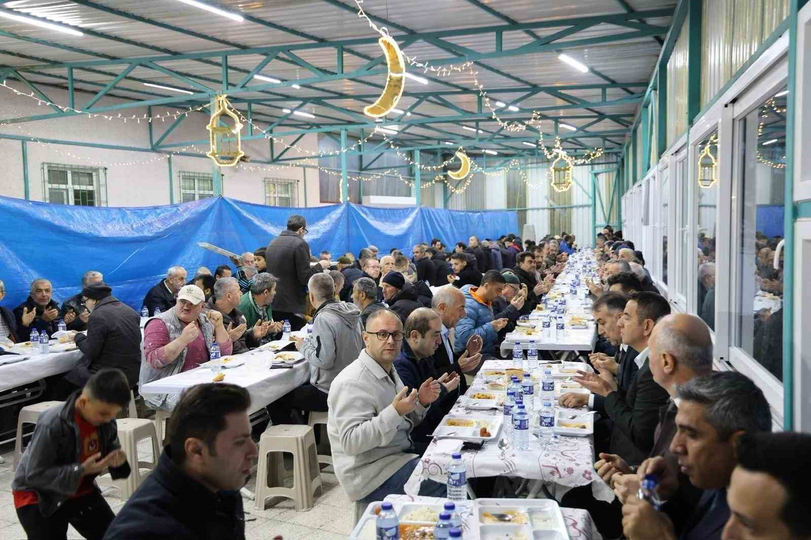 vali cagatay mahalle iftarinda vatandaslarla bulustu 7sAyzV98