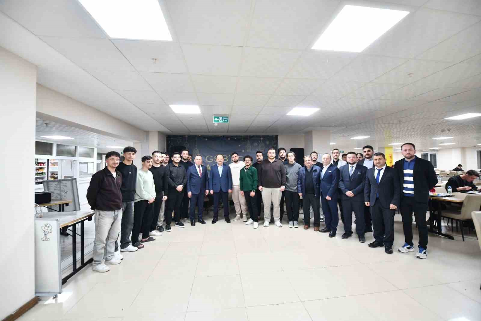 vali dalli universite ogrencileriyle iftar sofrasinda bulustu Ar8jiODI