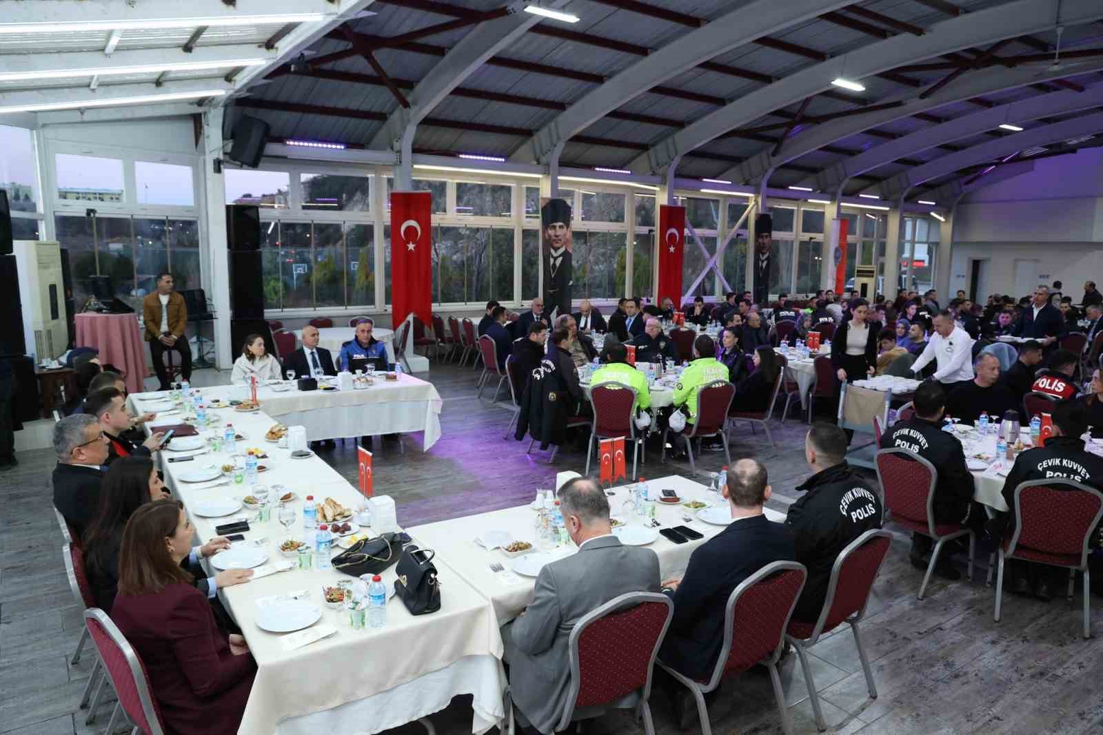 vali hacibektasoglu emniyet teskilatiyla iftarda bulustu pOpVeQnF
