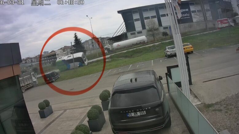 yarismadan donen ogrencileri tasiyan aracin kaza ani guvenlik kamerasina yansidi Fag8bwIF