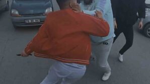 yol verme kavgasinda bicak ceken adami vatandaslar engelledi Bz9zXNAt