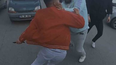 yol verme kavgasinda bicak ceken adami vatandaslar engelledi Bz9zXNAt