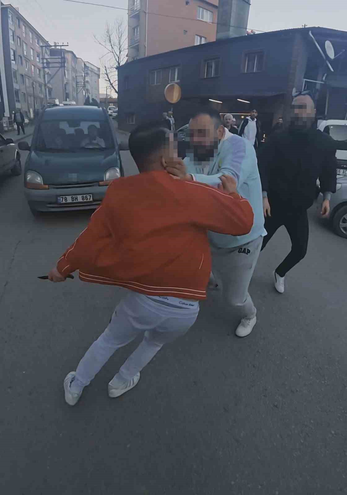 yol verme kavgasinda bicak ceken adami vatandaslar engelledi Bz9zXNAt