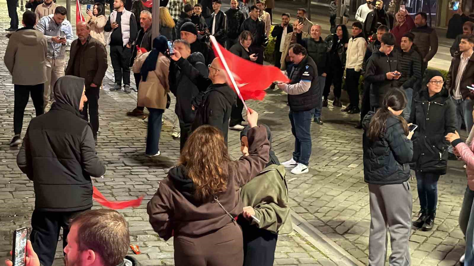 a milli futbol takiminin dunya kupasina katilmaya hak kazanmasi trabzonda coskuyla kutlandi DUmvcuQ5