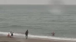 akcakocada yagmura ve soguk havaya ragmen denize girdiler 1sccajq9