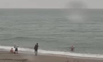 akcakocada yagmura ve soguk havaya ragmen denize girdiler 1sccajq9