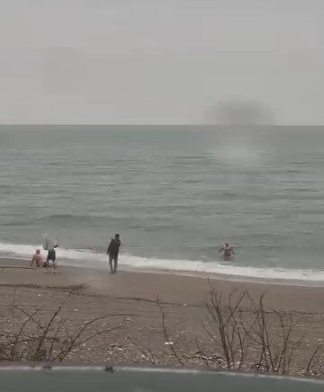 akcakocada yagmura ve soguk havaya ragmen denize girdiler 1sccajq9