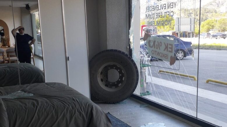 amasyada kamyondan kopan teker magazaya daldi VHGwQQsD