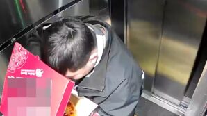 asansore tuvaletini yapan kuryeye asansoru temizlettiler CiM6zlcX