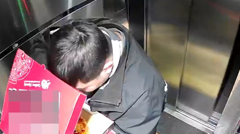 asansore tuvaletini yapan kuryeye asansoru temizlettiler CiM6zlcX