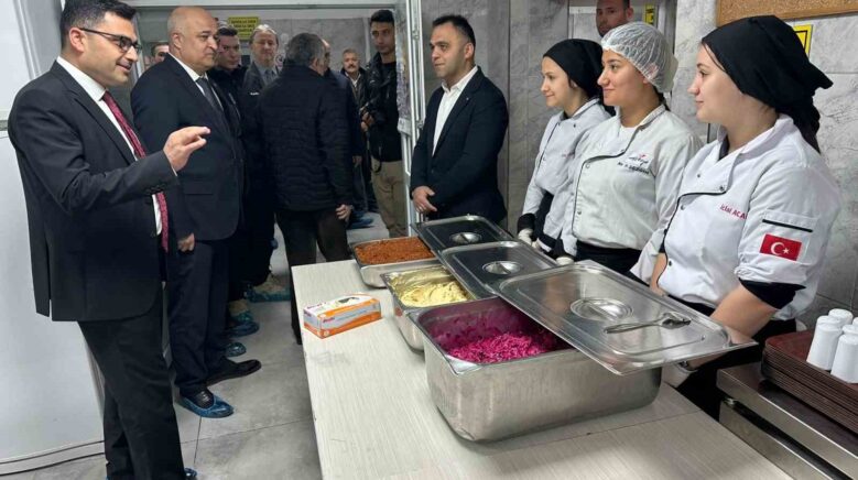 asci adayi lise ogrencileri gunde 10 bin kisi icin yemek hazirliyor sqTvSTH4