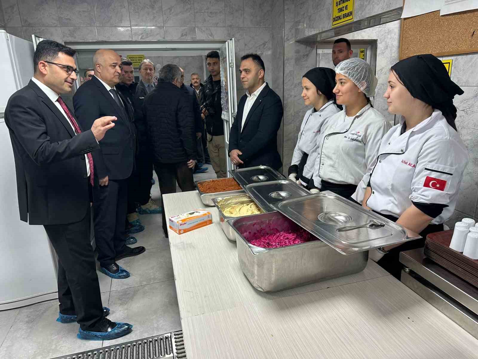 asci adayi lise ogrencileri gunde 10 bin kisi icin yemek hazirliyor sqTvSTH4