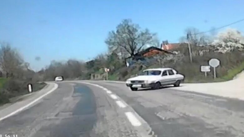 bartinda 2 otomobil kafa kafaya carpisti iz3cQgeZ