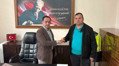 belediye personelinin buldugu 175 gram altin sahibine teslim edildi yQ3p5DaU