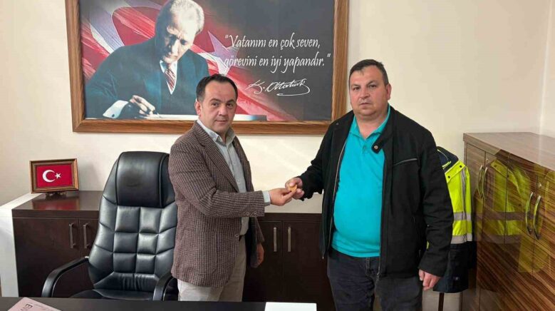 belediye personelinin buldugu 175 gram altin sahibine teslim edildi yQ3p5DaU