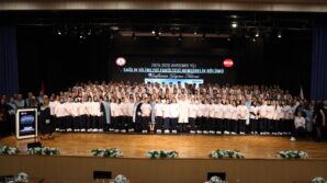 beunda gelecegin hemsireleri uniformalarini giydi G8P6XPFt