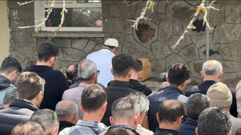 boluda annesinin oldurdugu 2 aylik ela bebek son yolculuguna ugurlandi 1TF9G8pJ