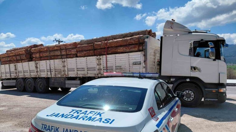 boluda fazla tonajli tomruk tasiyan kamyon surucusune para cezasi kesildi qPYODMEV