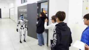 bu ilcede sinava giren ogrencileri insansi robot karsiliyor bOZ9DJ3V