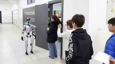 bu ilcede sinava giren ogrencileri insansi robot karsiliyor bOZ9DJ3V