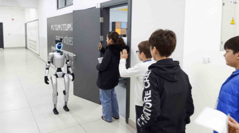 bu ilcede sinava giren ogrencileri insansi robot karsiliyor bOZ9DJ3V