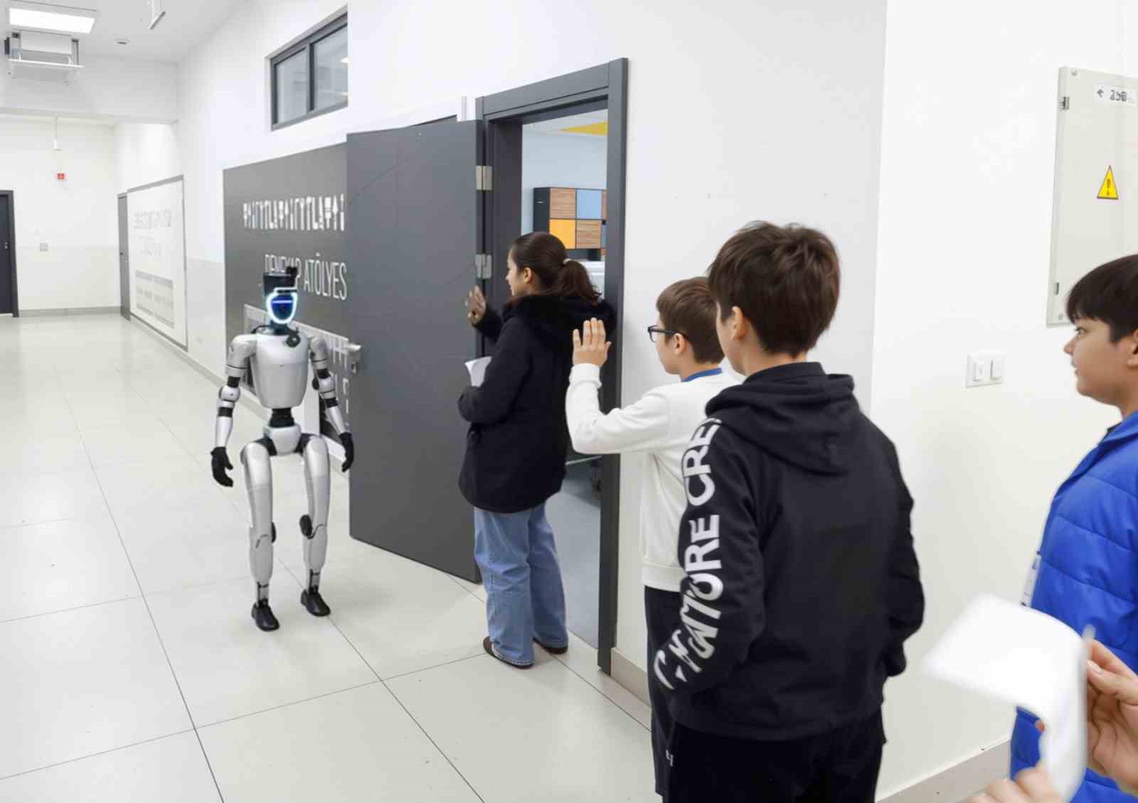 bu ilcede sinava giren ogrencileri insansi robot karsiliyor bOZ9DJ3V