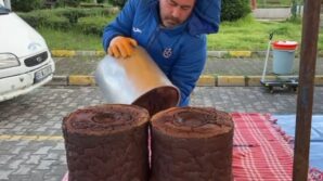 bu misir ekmegi teneke kovada pisiyor JF9cIGMD