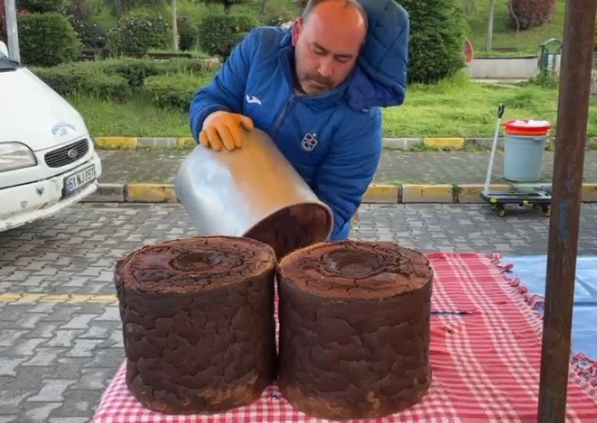 bu misir ekmegi teneke kovada pisiyor JF9cIGMD