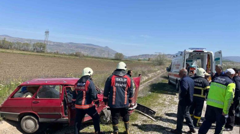 corumda iki otomobil carpisti 3 yarali siivAlKc