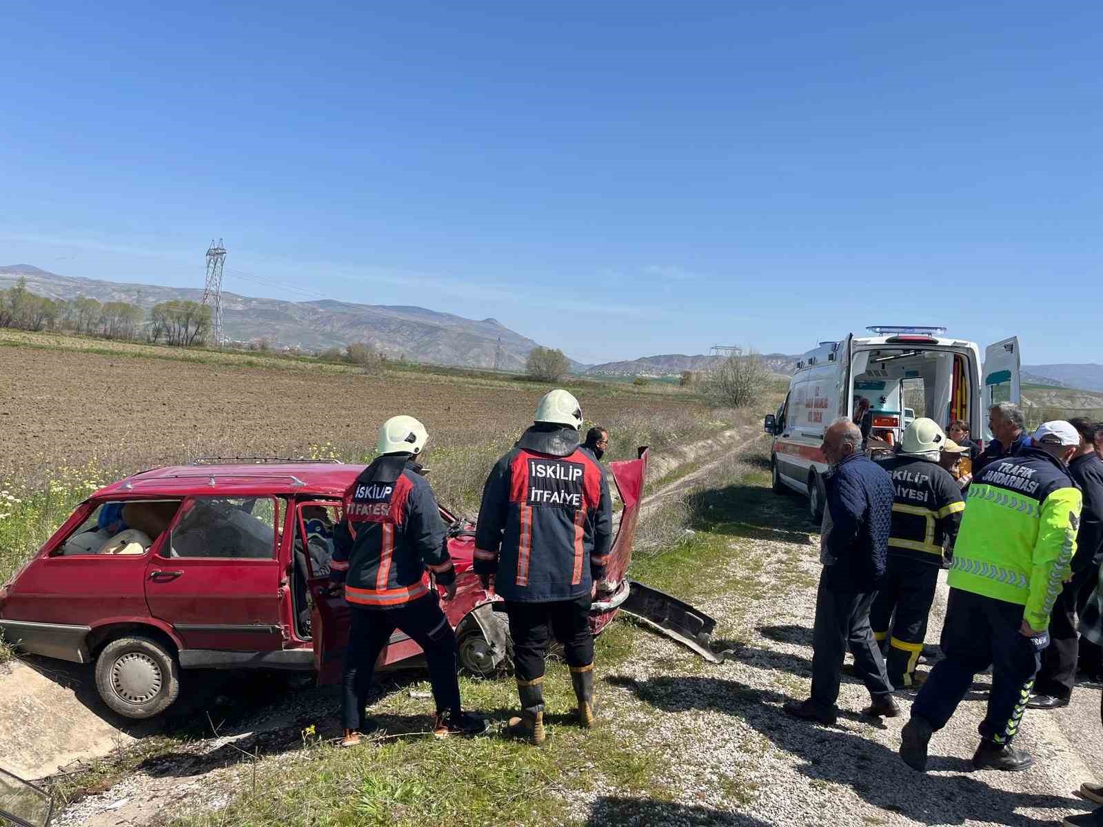 corumda iki otomobil carpisti 3 yarali siivAlKc