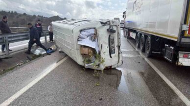 d100de minibus devrildi 1 yarali e5TeKht7