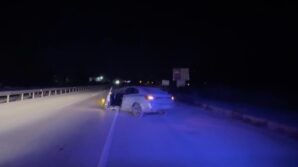 d100de otomobil bariyerlere carpti 3 yarali WzK5du7Z